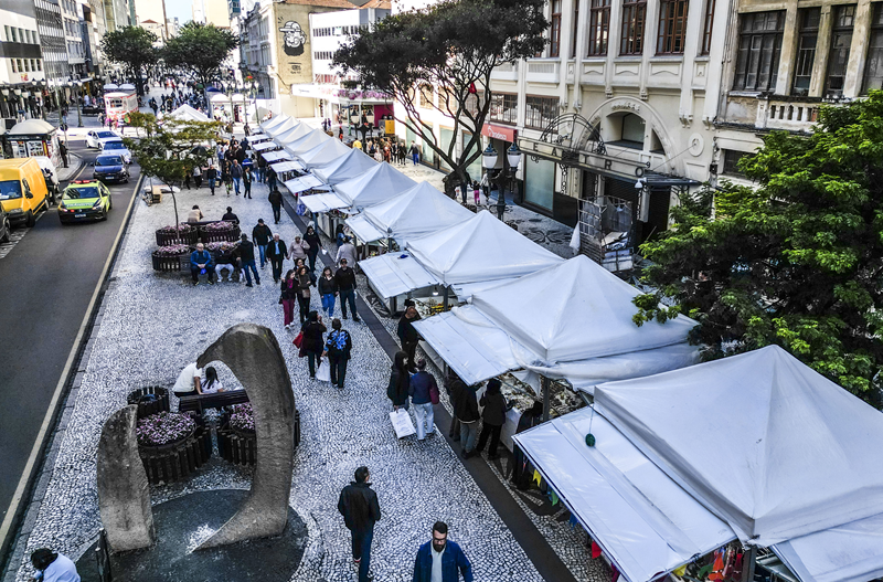 Movimento de visitantes e feira no centro de Curitiba